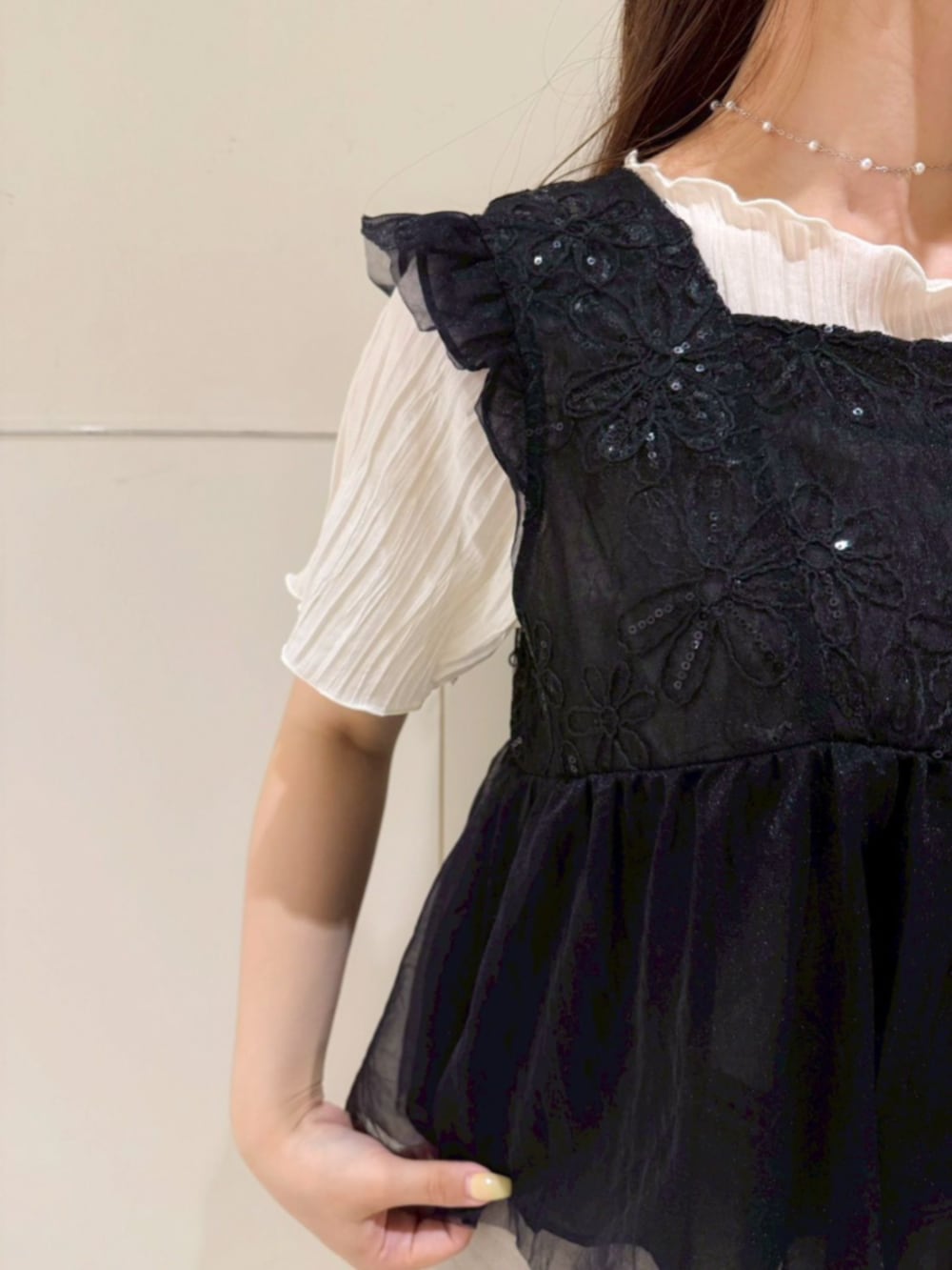 ホワイト系のTシャツ/カットソー、ブラック系のシャツ/ブラウス、ホワイト系のショルダーバッグを着用したレディースの夏コーディネートの4枚目の写真