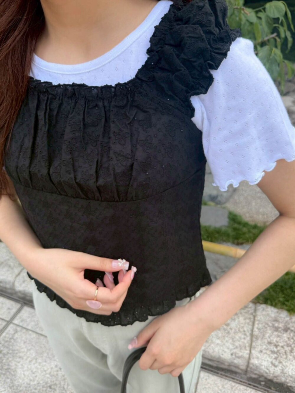 グリーン系のデニムパンツ、ホワイト系のTシャツ/カットソー、ブラック系のシャツ/ブラウスを着用したレディースの夏コーディネートの3枚目の写真