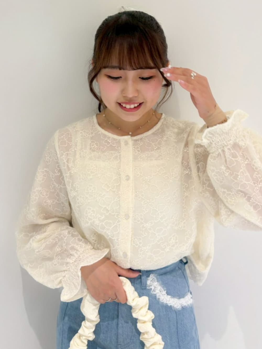 ホワイト系のショルダーバッグ、ブルー系のデニムパンツ、ホワイト系のシャツ/ブラウスを着用したレディースの春コーディネートの2枚目の写真