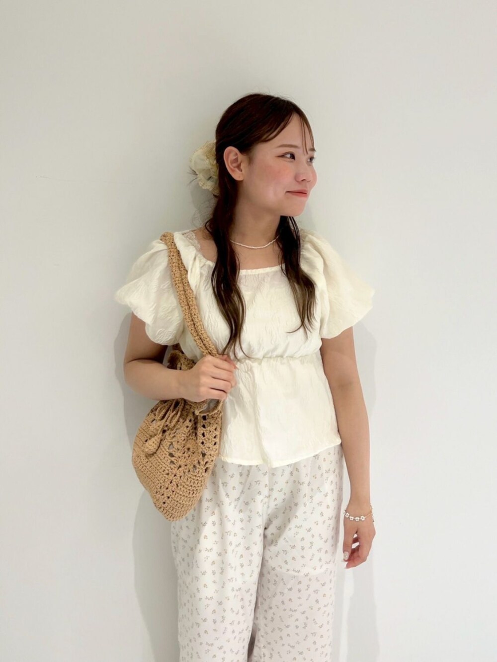 ホワイト系のシャツ/ブラウス、ホワイト系のその他パンツ、ブラウン系のショルダーバッグを着用したレディースの夏コーディネートの2枚目の写真