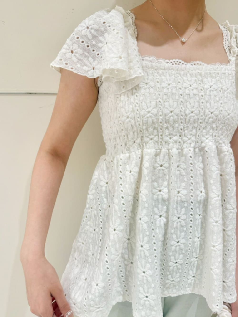 グリーン系のデニムパンツ、ホワイト系のショルダーバッグ、ホワイト系のシャツ/ブラウスを着用したレディースの春コーディネートの4枚目の写真