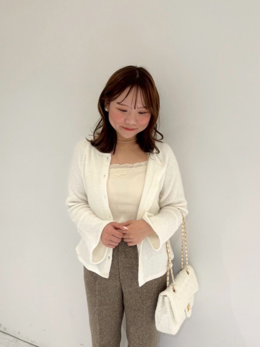 ホワイト系のキャミソール、ブラウン系のその他パンツ、ホワイト系のショルダーバッグを着用したレディースの秋コーディネートの2枚目の写真