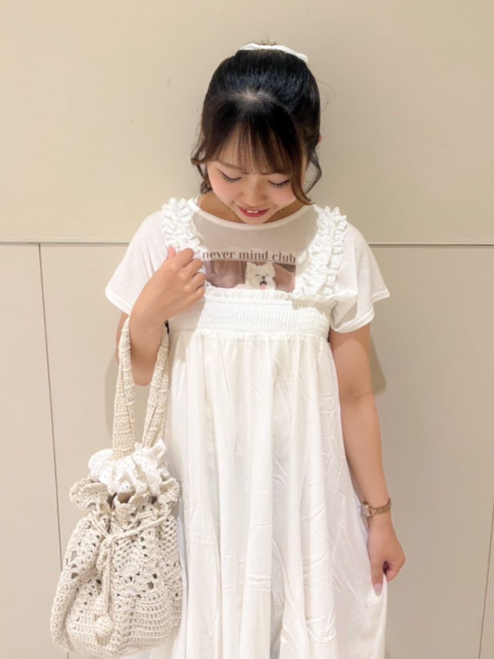 ブルー系のデニムパンツ、ホワイト系のショルダーバッグ、ホワイト系のワンピースを着用したレディースの夏コーディネートの2枚目の写真