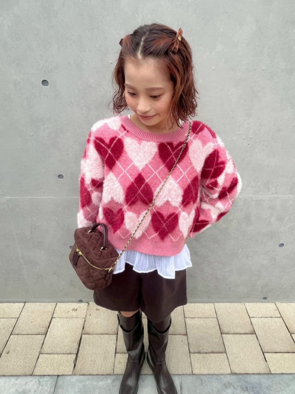 ホワイト系のシャツ/ブラウス、レッド系のニット/セーター、ブラウン系のその他パンツを着用したレディースの秋コーディネートの2枚目の写真