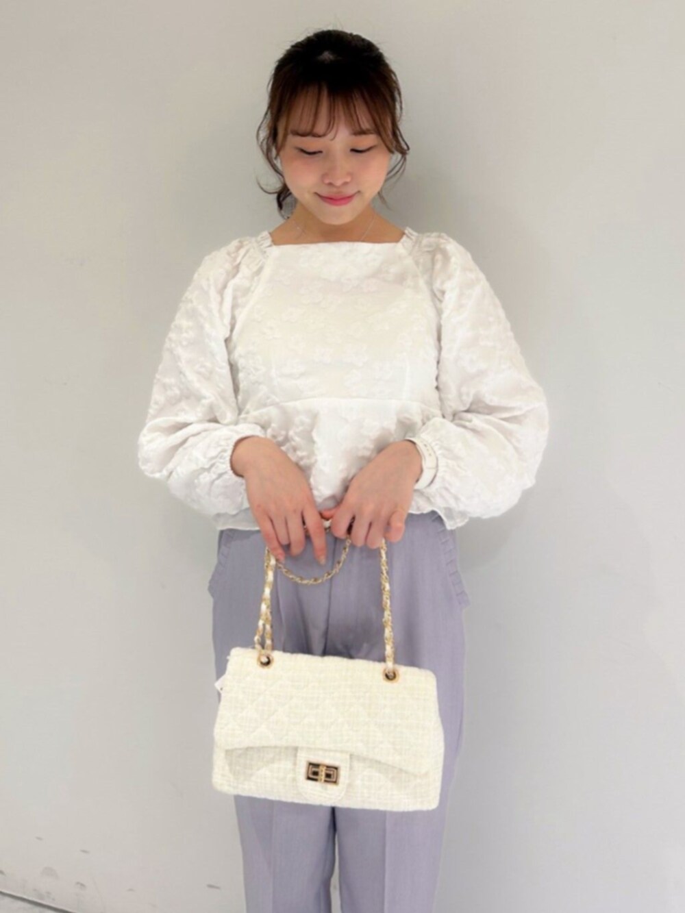 ホワイト系のショルダーバッグ、ホワイト系のシャツ/ブラウス、グレー系のその他パンツを着用したレディースの冬コーディネートの2枚目の写真