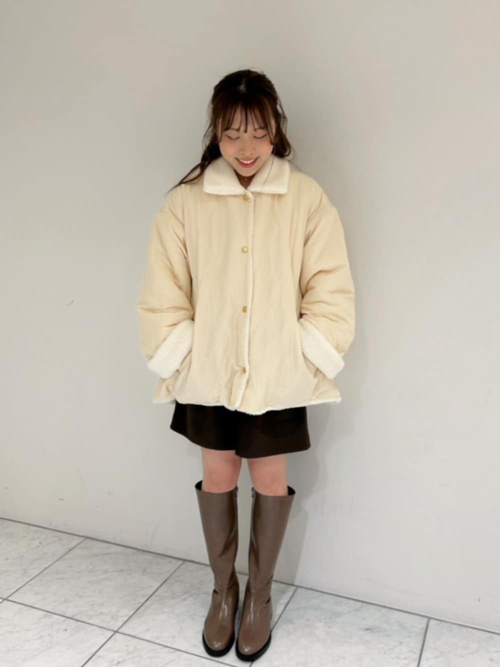 ブラウン系のキャミソール、ブラウン系のショルダーバッグ、ブラウン系のその他パンツを着用したレディースの秋コーディネートの3枚目の写真