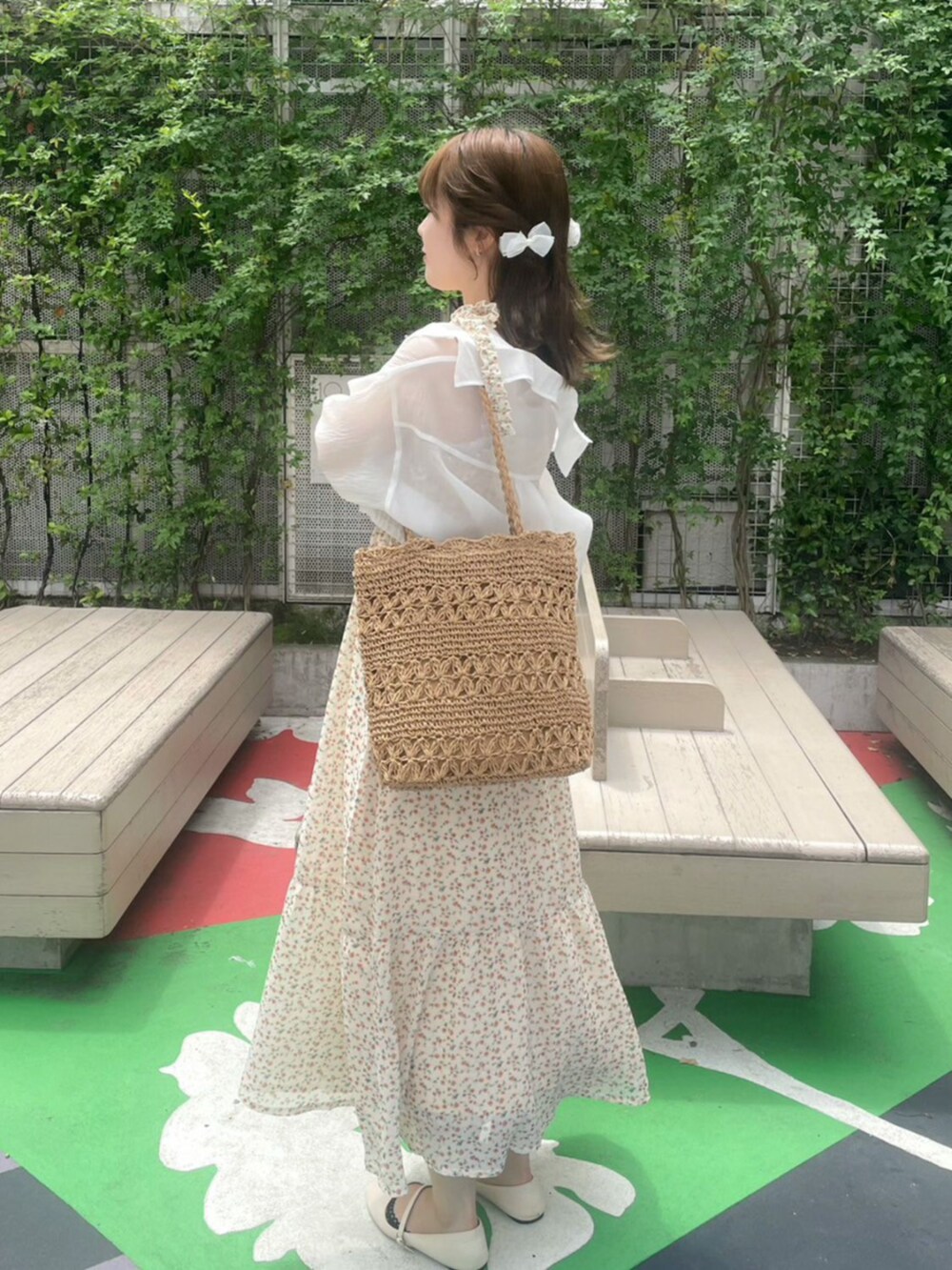 ホワイト系のシャツ/ブラウス、オレンジ系のワンピース、ベージュ系のトートバッグを着用したレディースの夏コーディネートの3枚目の写真