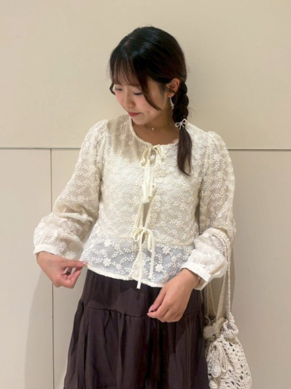 ホワイト系のショルダーバッグ、ホワイト系のシャツ/ブラウス、ブラウン系のスカートを着用したレディースの秋コーディネートの2枚目の写真