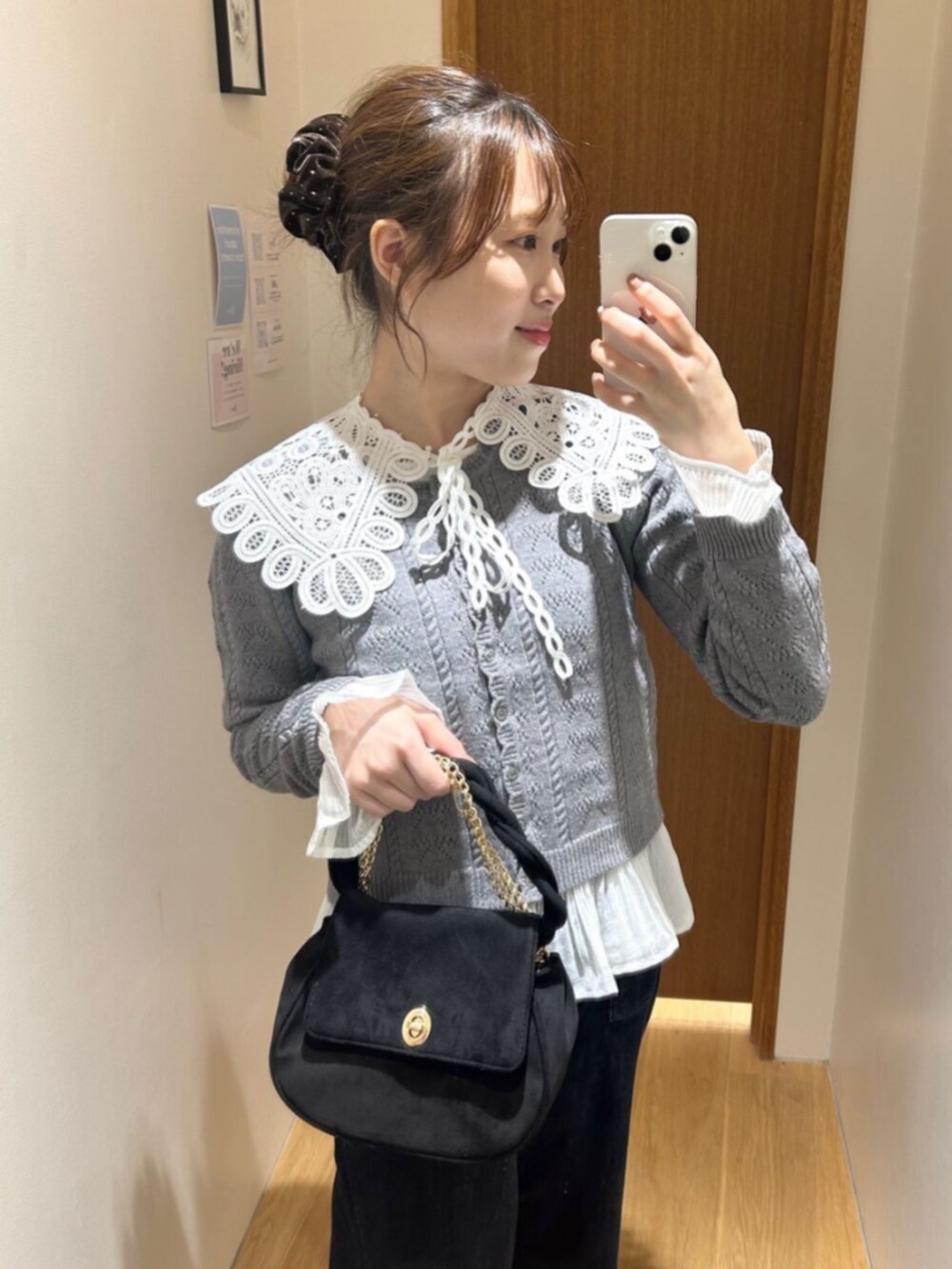 ブラック系のショルダーバッグ、ホワイト系のシャツ/ブラウス、ブルー系のその他パンツを着用したレディースの秋コーディネートの2枚目の写真