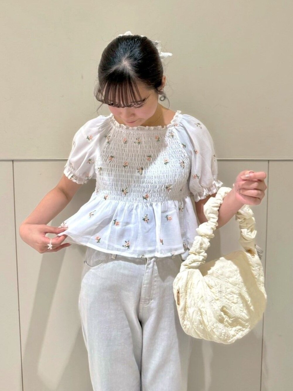 ホワイト系のショルダーバッグ、グレー系のデニムパンツ、ホワイト系のシャツ/ブラウスを着用したレディースの夏コーディネートの2枚目の写真