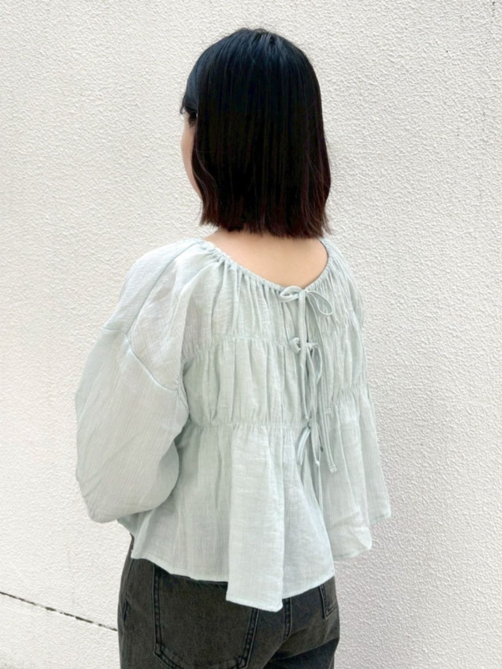 ブラック系のデニムパンツ、グレー系のシャツ/ブラウスを着用したレディースの春コーディネートの3枚目の写真