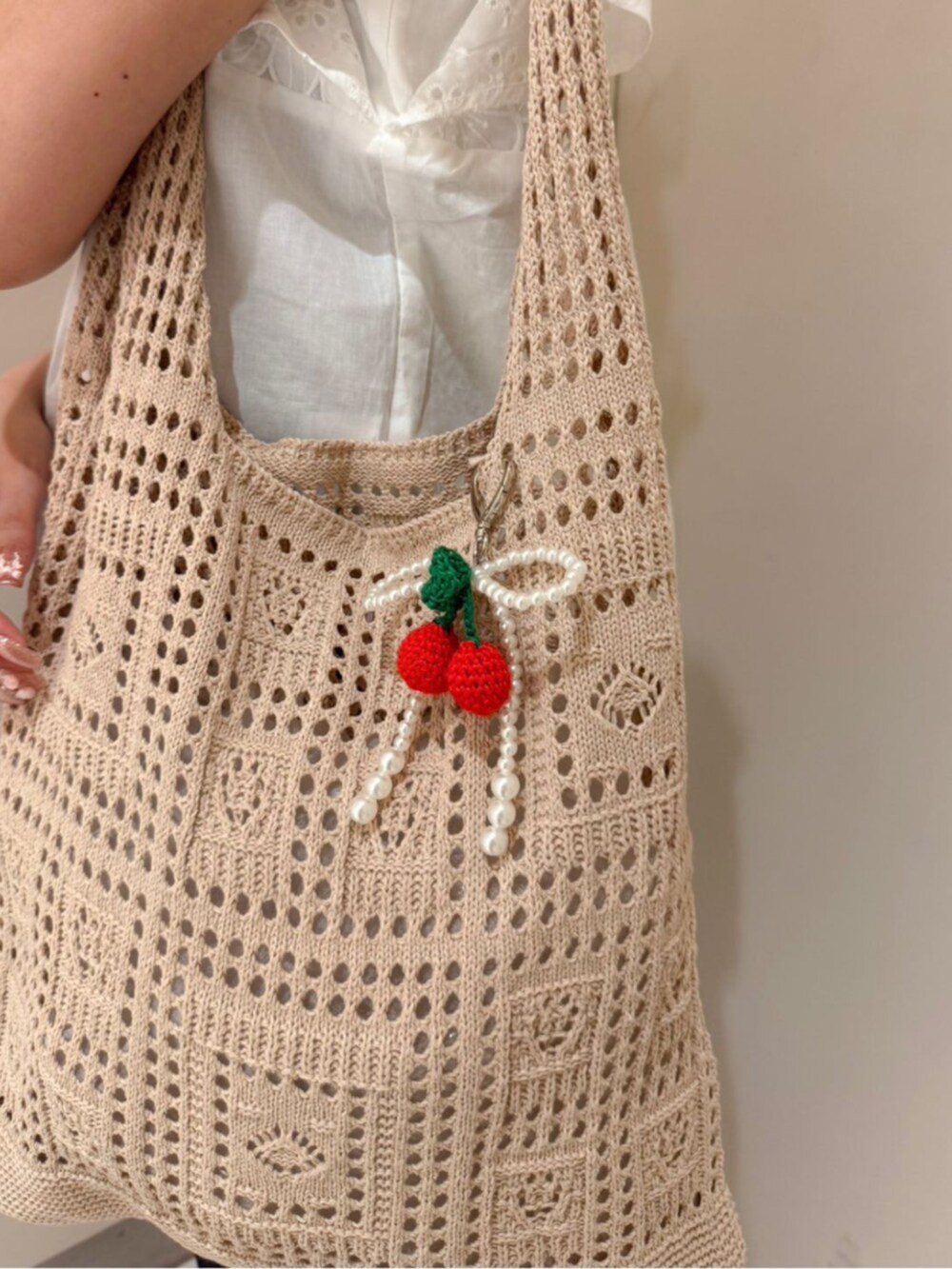 ブルー系のデニムパンツ、ホワイト系のシャツ/ブラウス、ブラウン系のかごバッグを着用したレディースの夏コーディネートの3枚目の写真