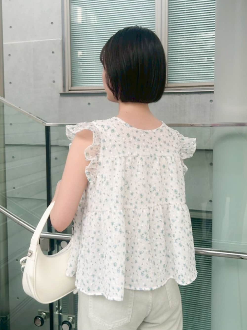 グリーン系のデニムパンツ、ホワイト系のショルダーバッグ、ブルー系のシャツ/ブラウスを着用したレディースの夏コーディネートの3枚目の写真