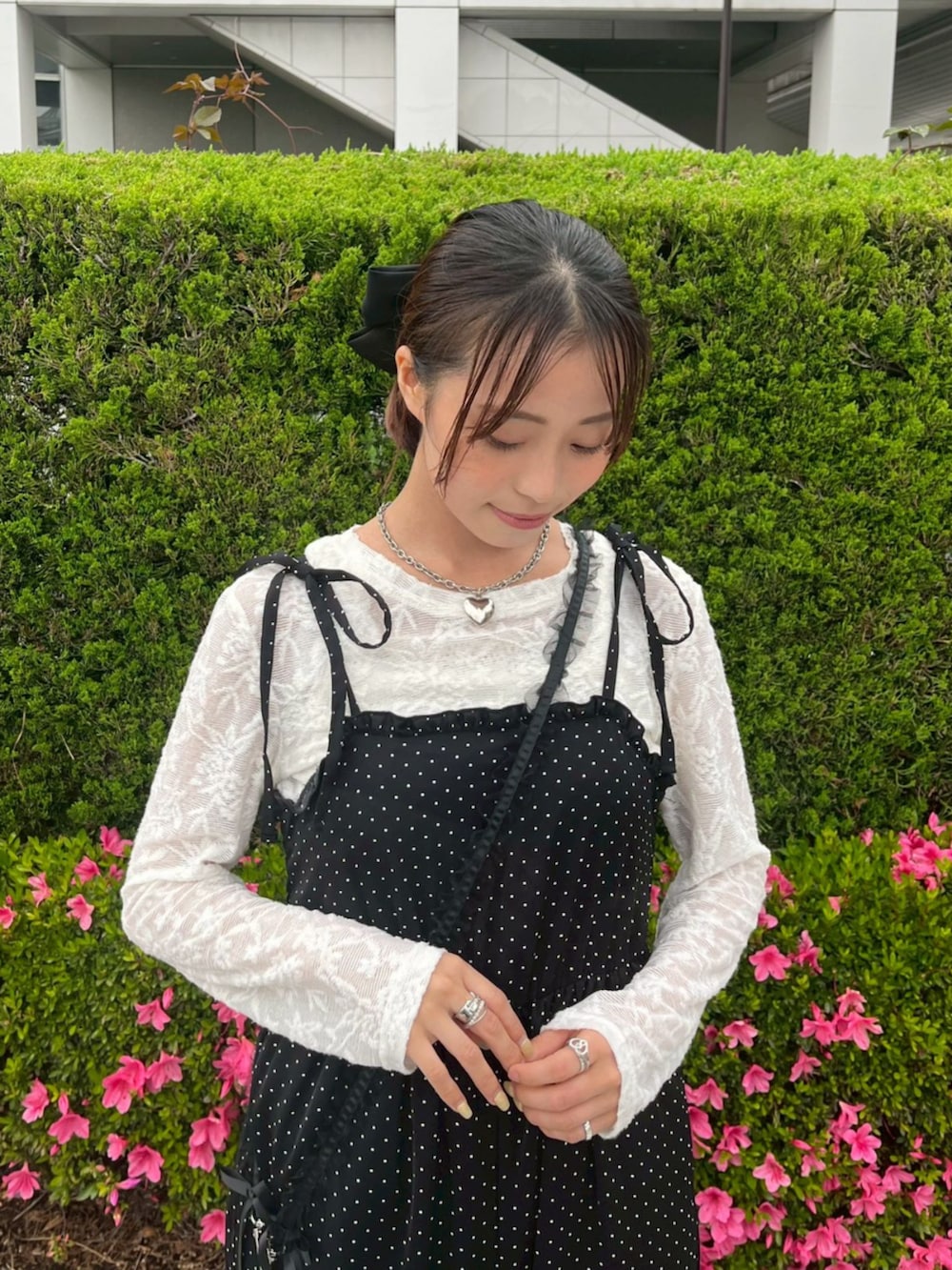 ブラック系のサロペット/オーバーオールを着用したレディースの春コーディネートの2枚目の写真