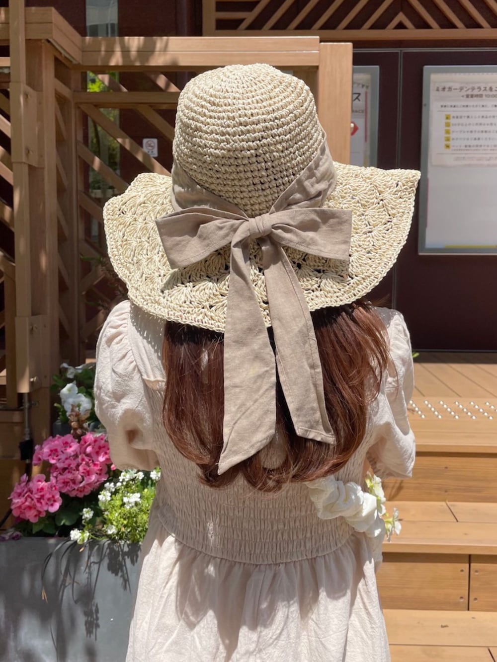 ホワイト系のショルダーバッグ、ホワイト系のワンピース、ゴールド系のネックレスを着用したレディースの春コーディネートの4枚目の写真