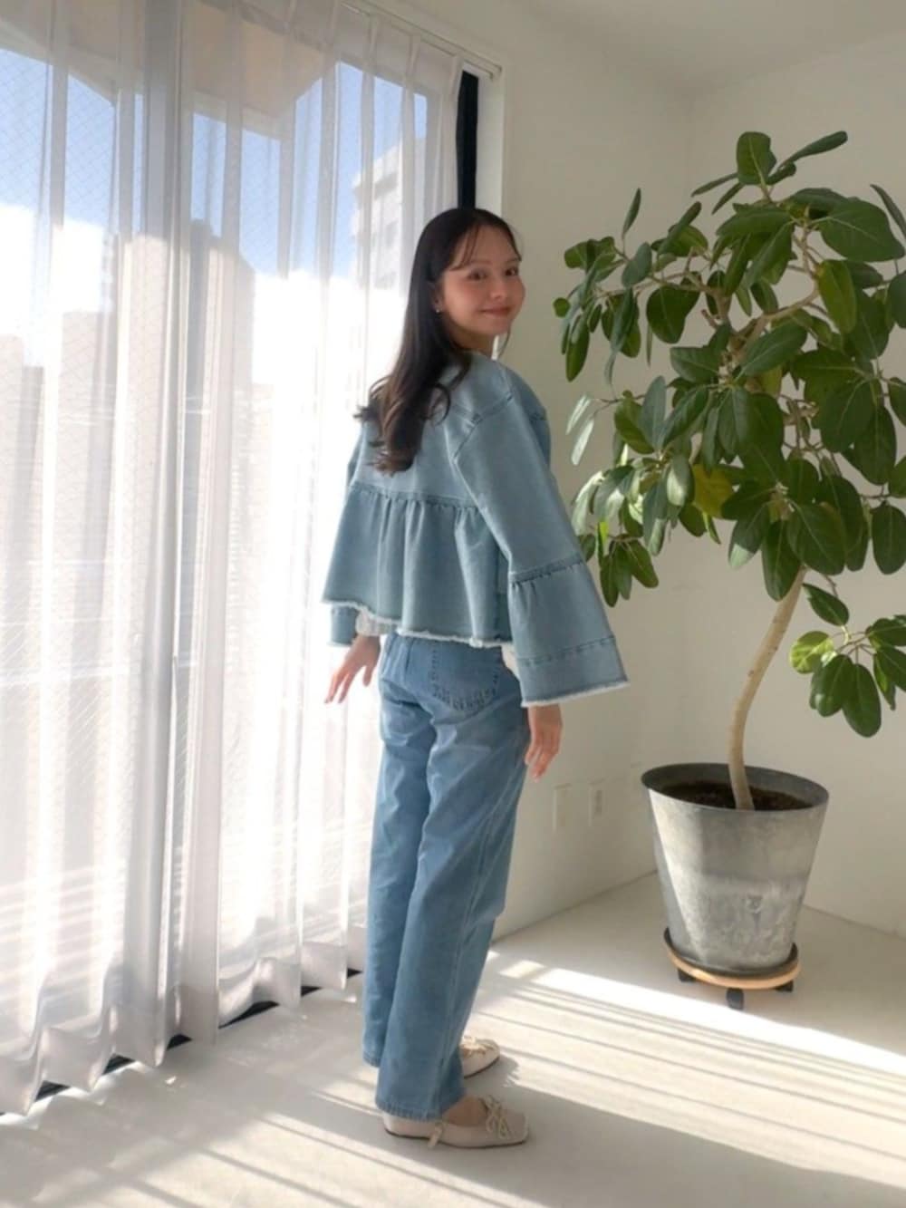 ブルー系のデニムパンツ、ホワイト系のシャツ/ブラウス、ブルー系のデニムジャケットを着用したレディースの冬コーディネートの4枚目の写真