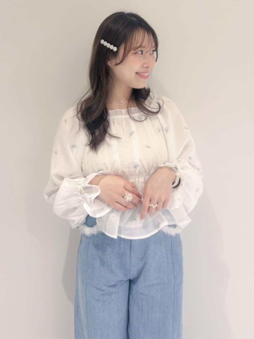 ホワイト系のシャツ/ブラウス、ブルー系のデニムパンツを着用したレディースの春コーディネートの2枚目の写真