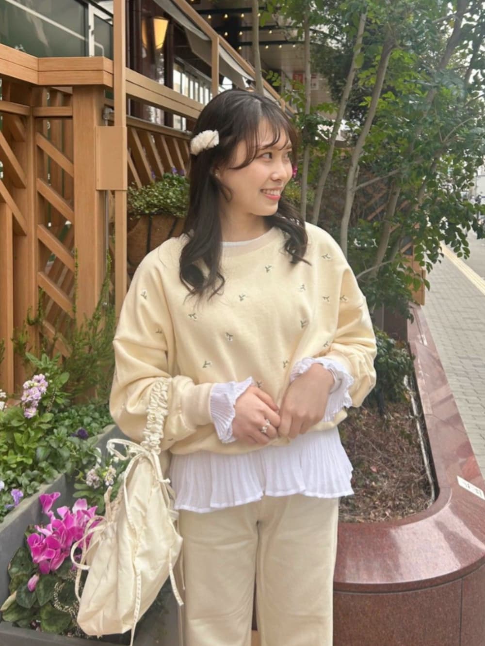 ホワイト系のシャツ/ブラウス、ホワイト系のショルダーバッグ、イエロー系のスウェットを着用したレディースの春コーディネートの2枚目の写真