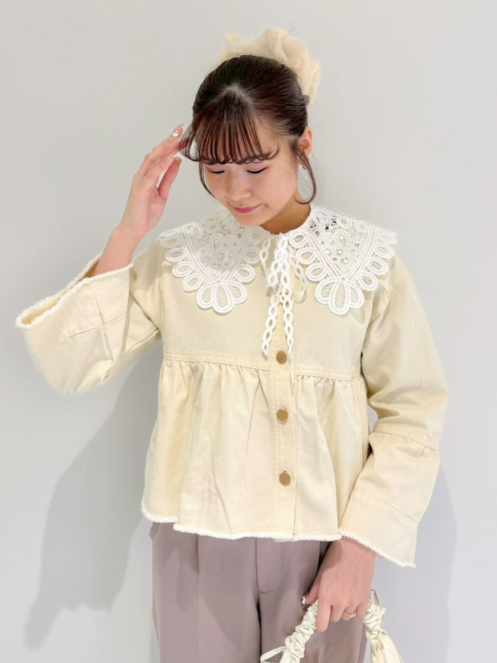 ホワイト系のショルダーバッグ、ピンク系のその他パンツ、ホワイト系のデニムジャケットを着用したレディースの冬コーディネートの2枚目の写真