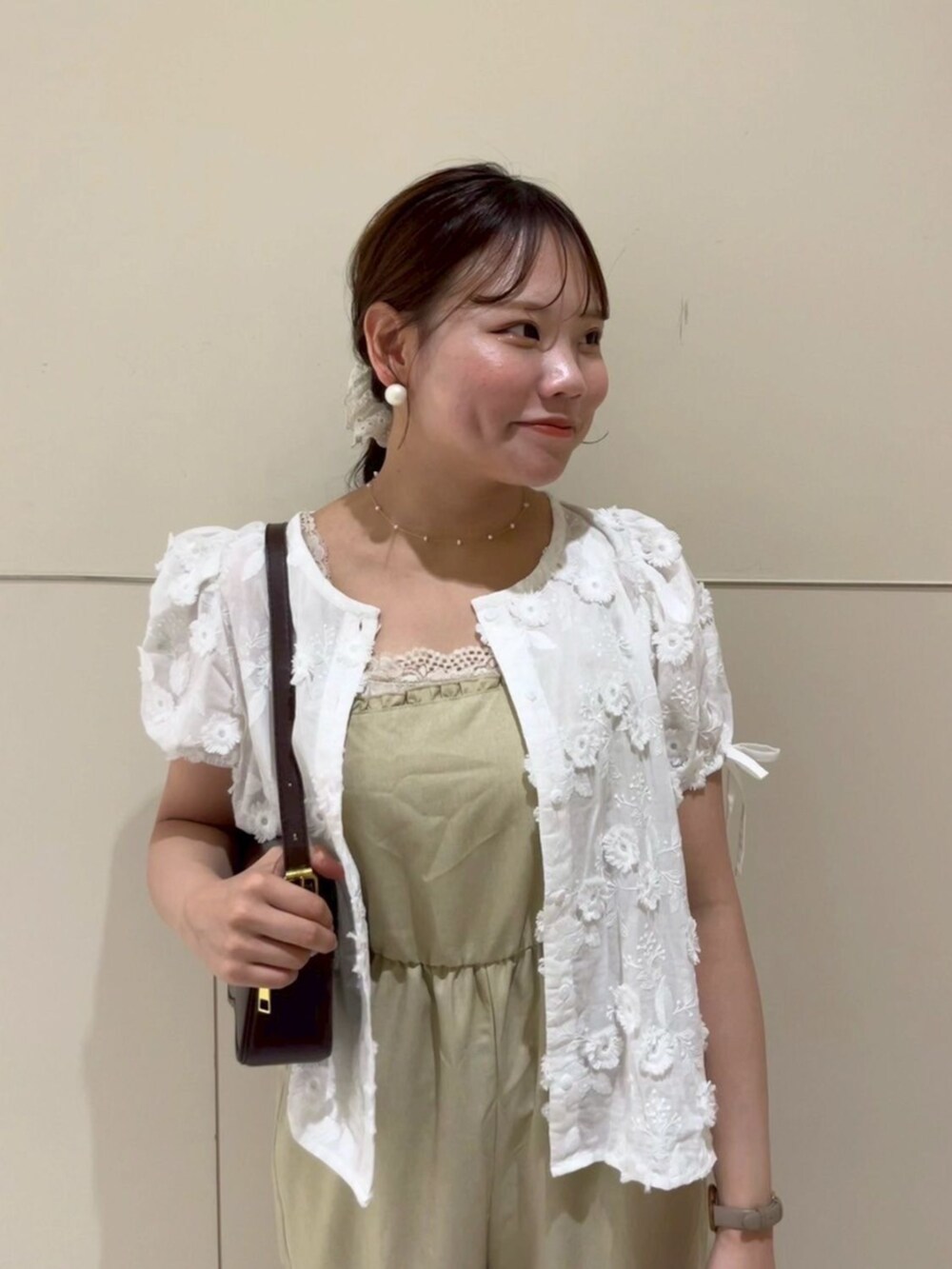 ホワイト系のシャツ/ブラウス、イエロー系のサロペット/オーバーオール、ブラウン系のバレエシューズを着用したレディースの春コーディネートの2枚目の写真