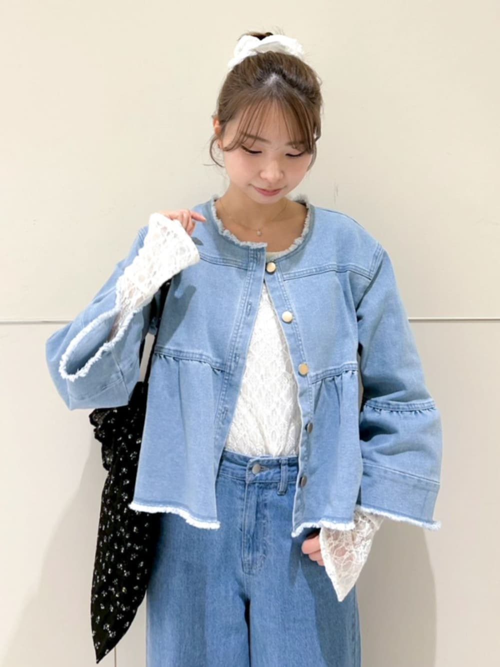 ブルー系のデニムジャケット、ブルー系のデニムパンツ、ホワイト系のTシャツ/カットソーを着用したレディースの春コーディネートの2枚目の写真