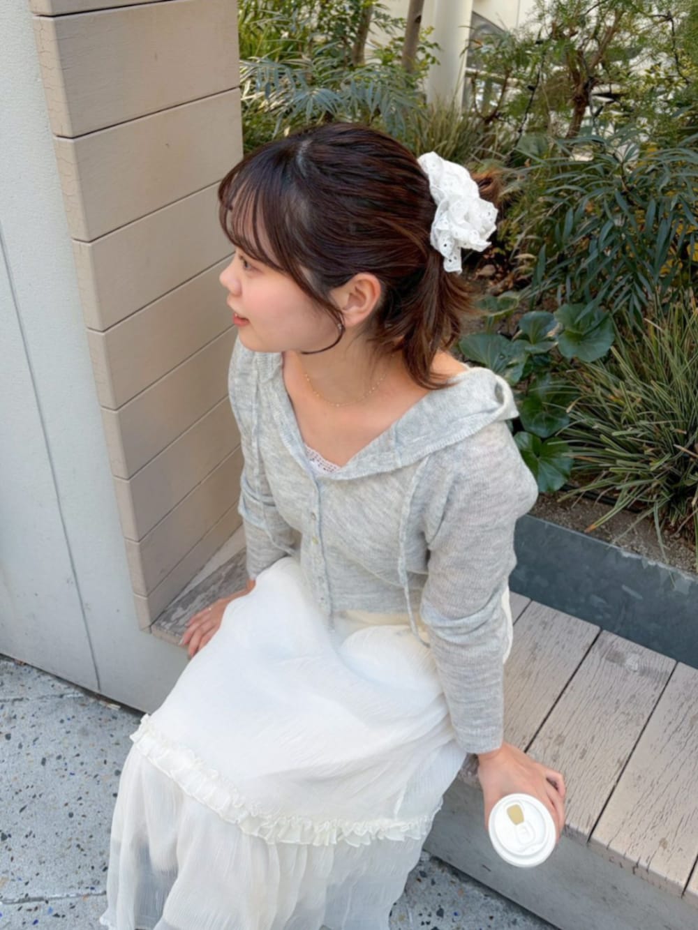 ホワイト系のキャミソール、ホワイト系のスカート、グレー系のカーディガン/ボレロを着用したレディースの冬コーディネートの2枚目の写真