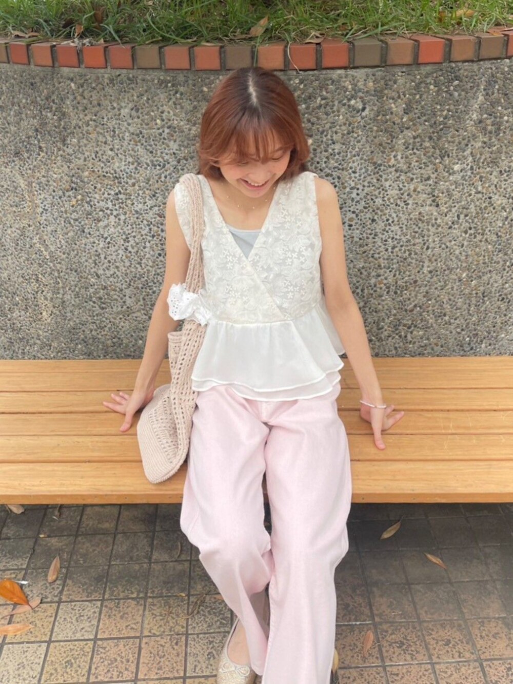 ピンク系のデニムパンツ、シルバー系のキャミソール、シルバー系のキャミソールを着用したレディースの夏コーディネートの2枚目の写真