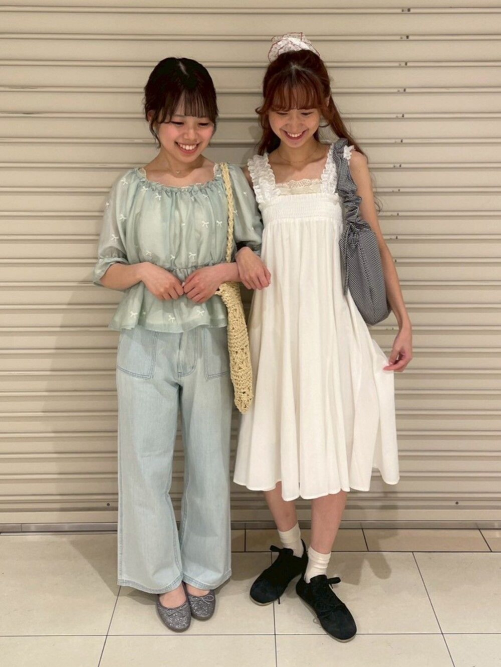 ホワイト系のキャミソール、ブラック系のショルダーバッグ、ホワイト系のキャミソールを着用したレディースの夏コーディネートの3枚目の写真