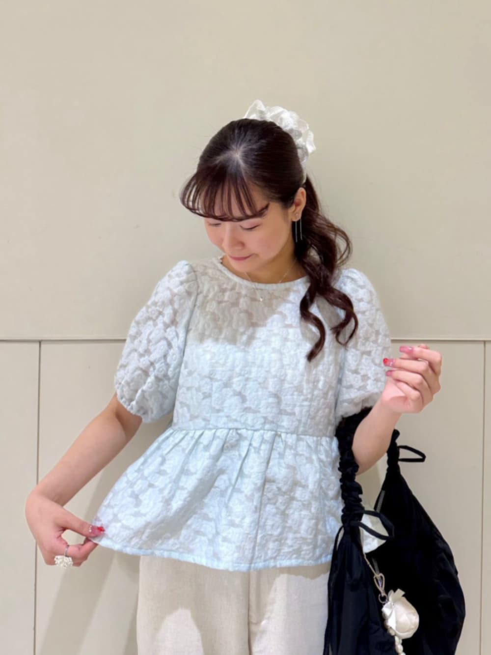 グリーン系のシャツ/ブラウス、ホワイト系のその他パンツ、ブラック系のショルダーバッグを着用したレディースの夏コーディネートの2枚目の写真