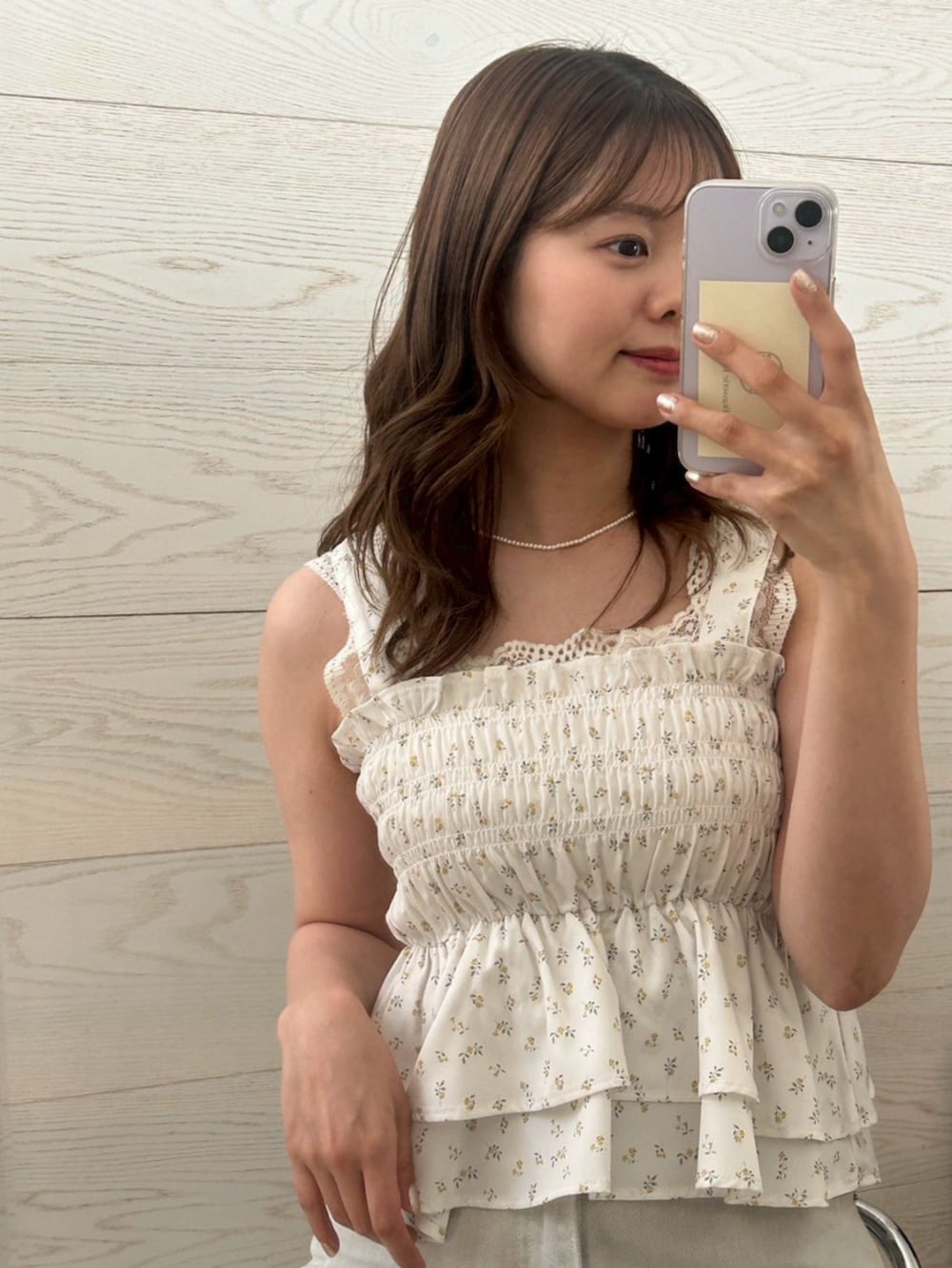 ホワイト系のキャミソール、ホワイト系のキャミソール、ホワイト系のキャミソールを着用したレディースの夏コーディネートの3枚目の写真