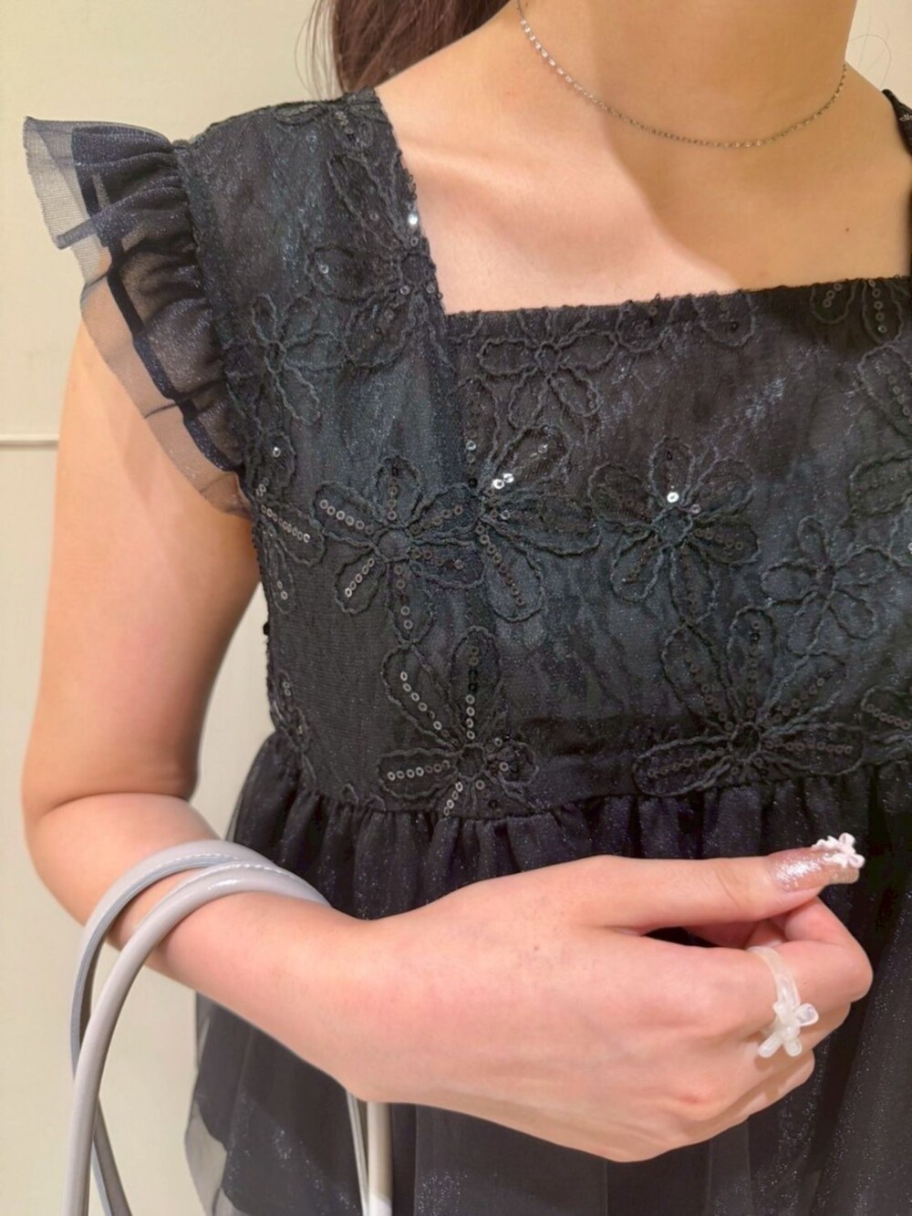 グレー系のその他パンツ、ブラック系のシャツ/ブラウス、グレー系のショルダーバッグを着用したレディースの夏コーディネートの2枚目の写真