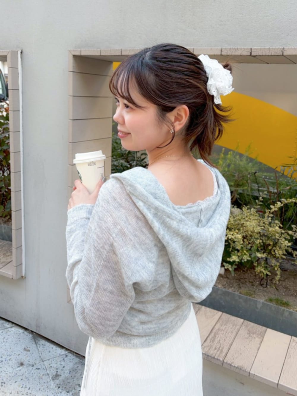 ホワイト系のキャミソール、ホワイト系のスカート、グレー系のカーディガン/ボレロを着用したレディースの冬コーディネートの3枚目の写真