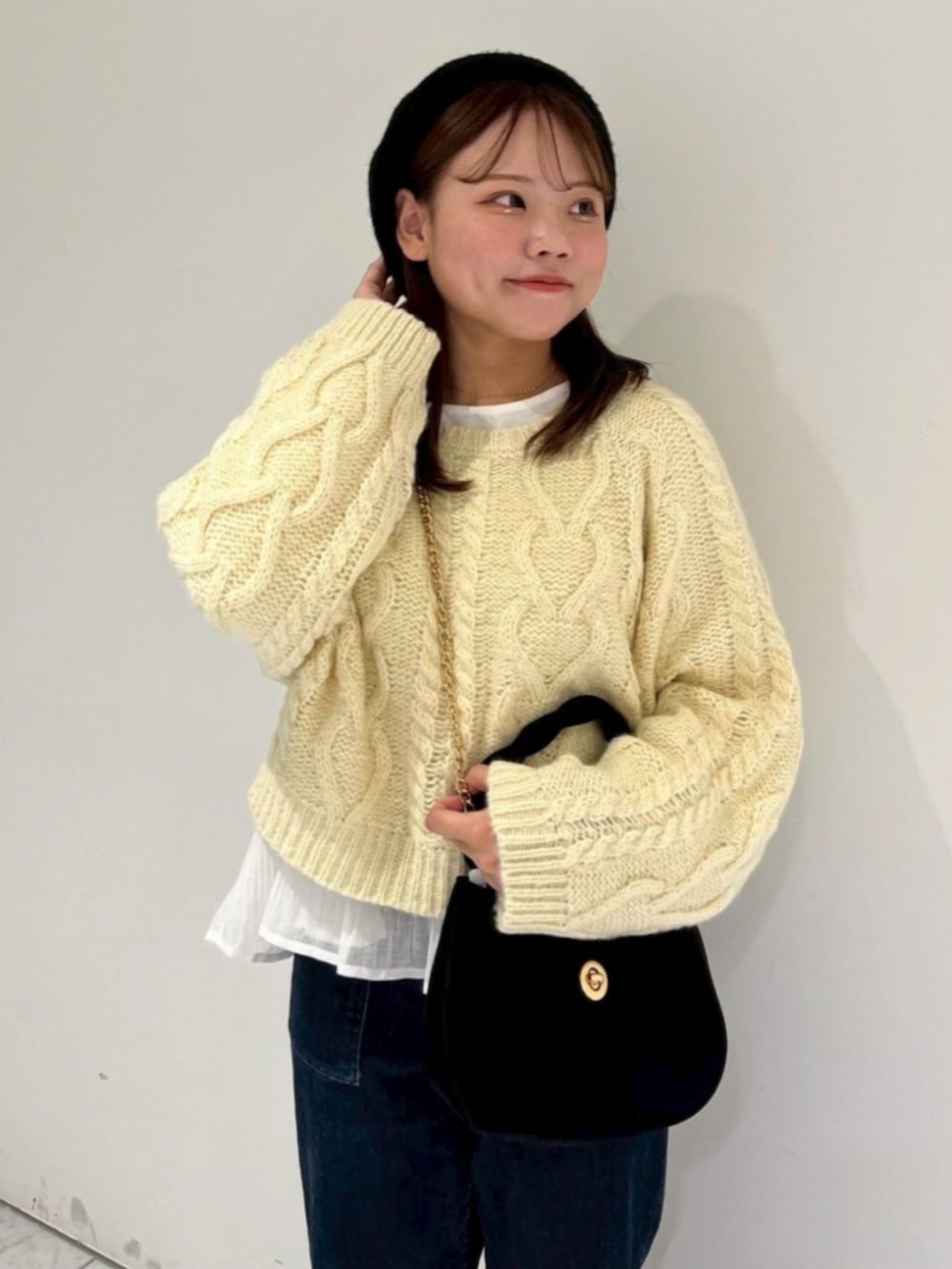 ブラック系のショルダーバッグ、ホワイト系のシャツ/ブラウス、ブルー系のその他パンツを着用したレディースの冬コーディネートの2枚目の写真