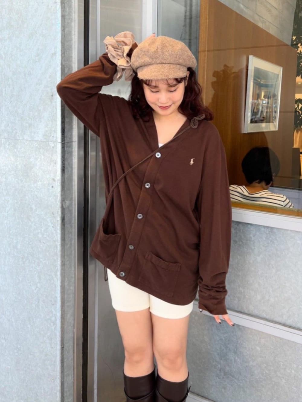 ブラウン系のブーツ、ホワイト系のその他パンツ、ベージュ系のキャスケットを着用したレディースの秋コーディネートの2枚目の写真