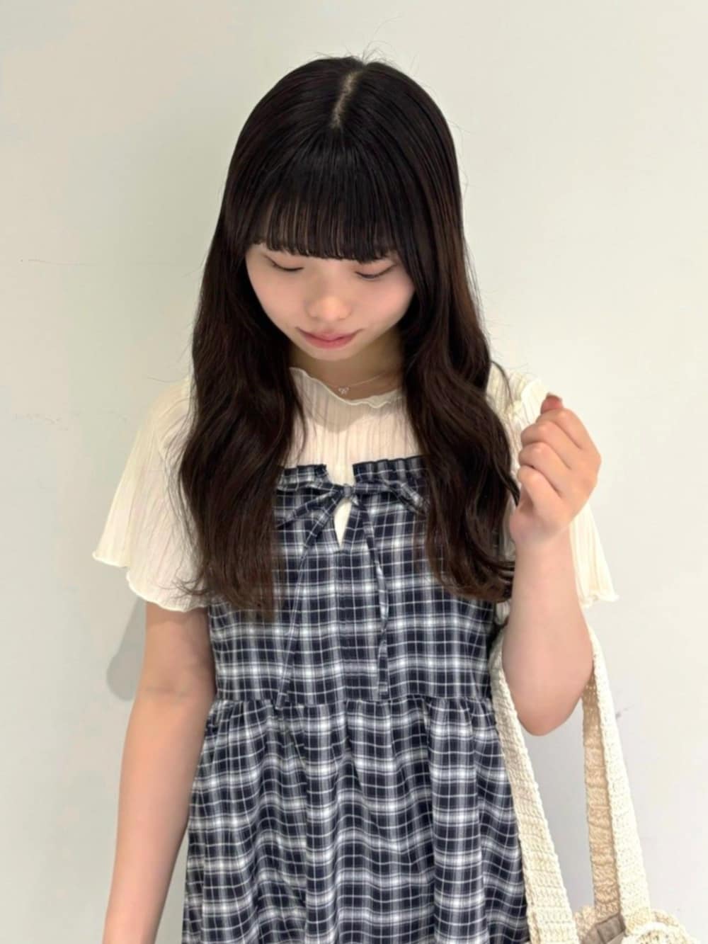 ホワイト系のTシャツ/カットソー、ホワイト系のショルダーバッグ、ブルー系のワンピースを着用したレディースの夏コーディネートの2枚目の写真