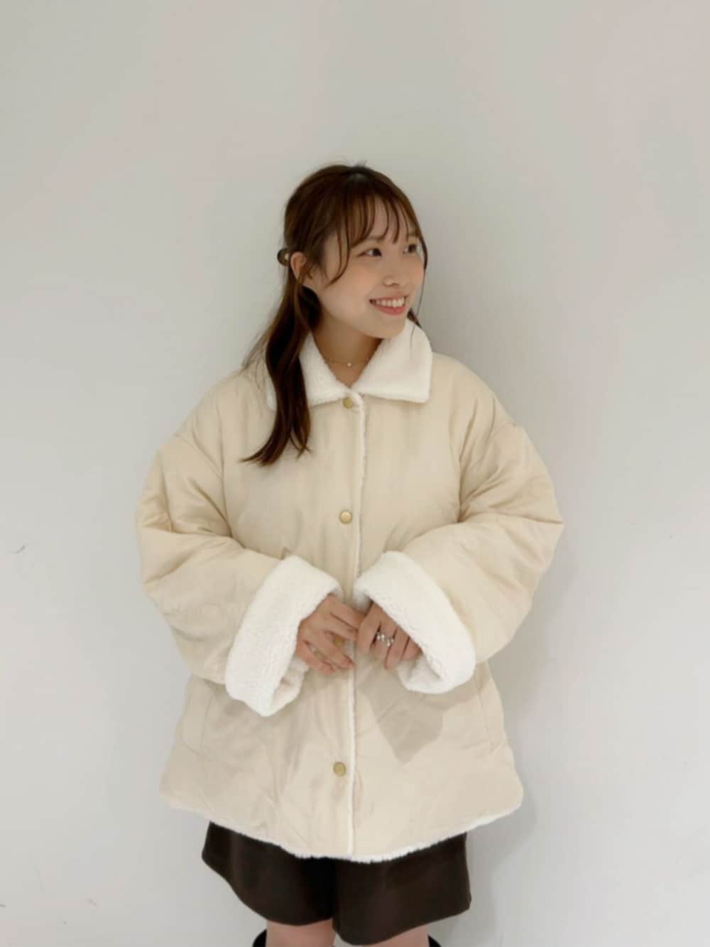 ブラウン系のキャミソール、ブラウン系のショルダーバッグ、ブラウン系のその他パンツを着用したレディースの秋コーディネートの4枚目の写真