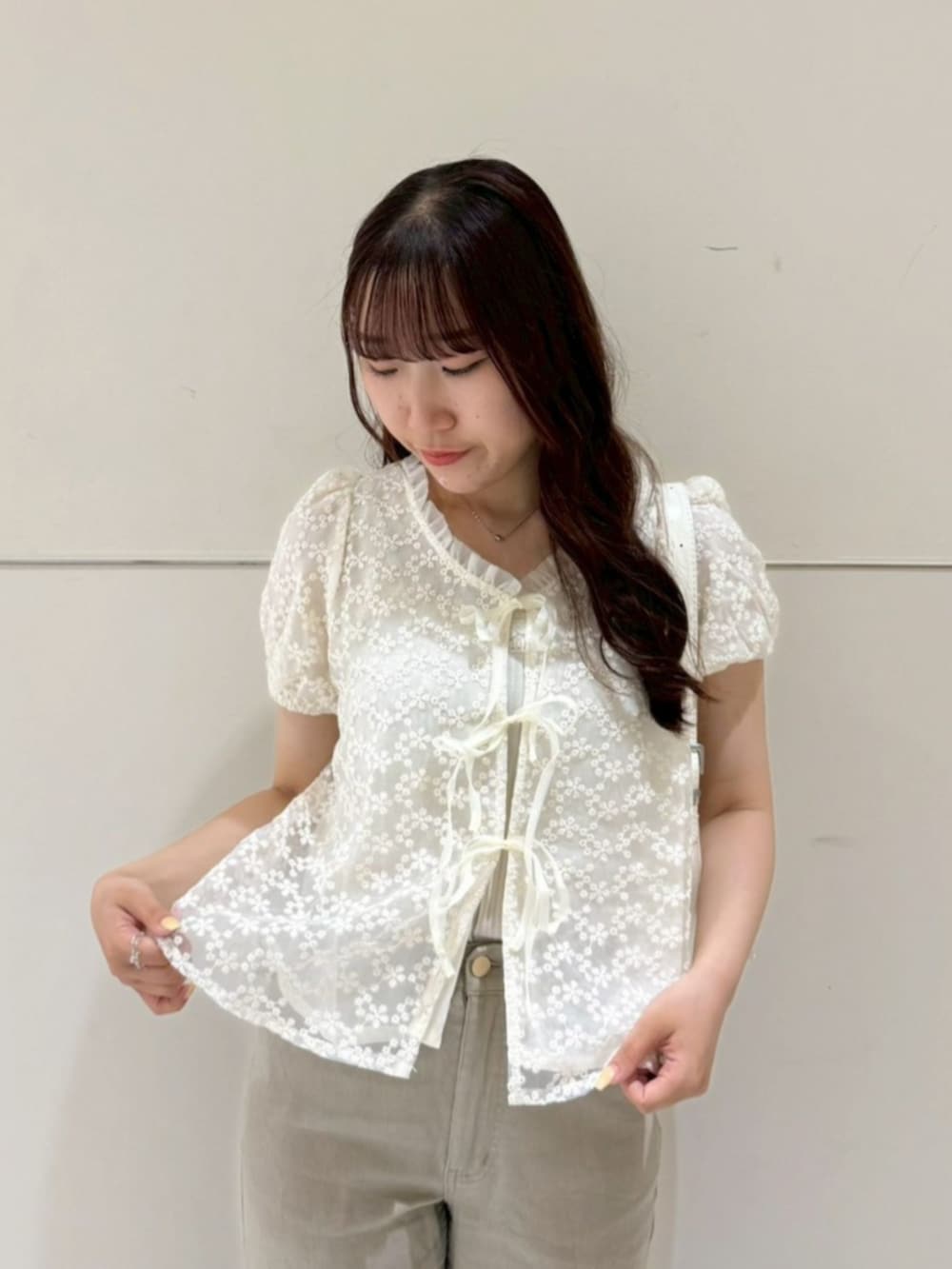 ベージュ系のデニムパンツ、ホワイト系のシャツ/ブラウスを着用したレディースの夏コーディネートの2枚目の写真