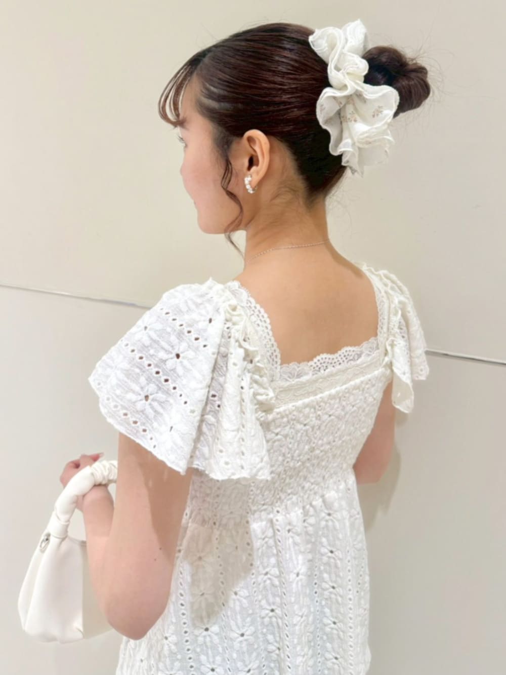グリーン系のデニムパンツ、ホワイト系のショルダーバッグ、ホワイト系のシャツ/ブラウスを着用したレディースの春コーディネートの3枚目の写真