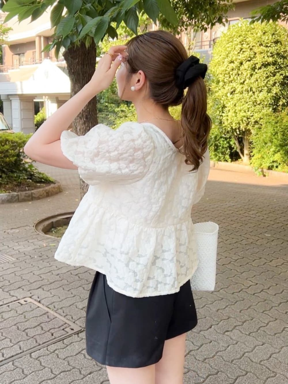 ホワイト系のシャツ/ブラウスを着用したレディースの夏コーディネートの3枚目の写真