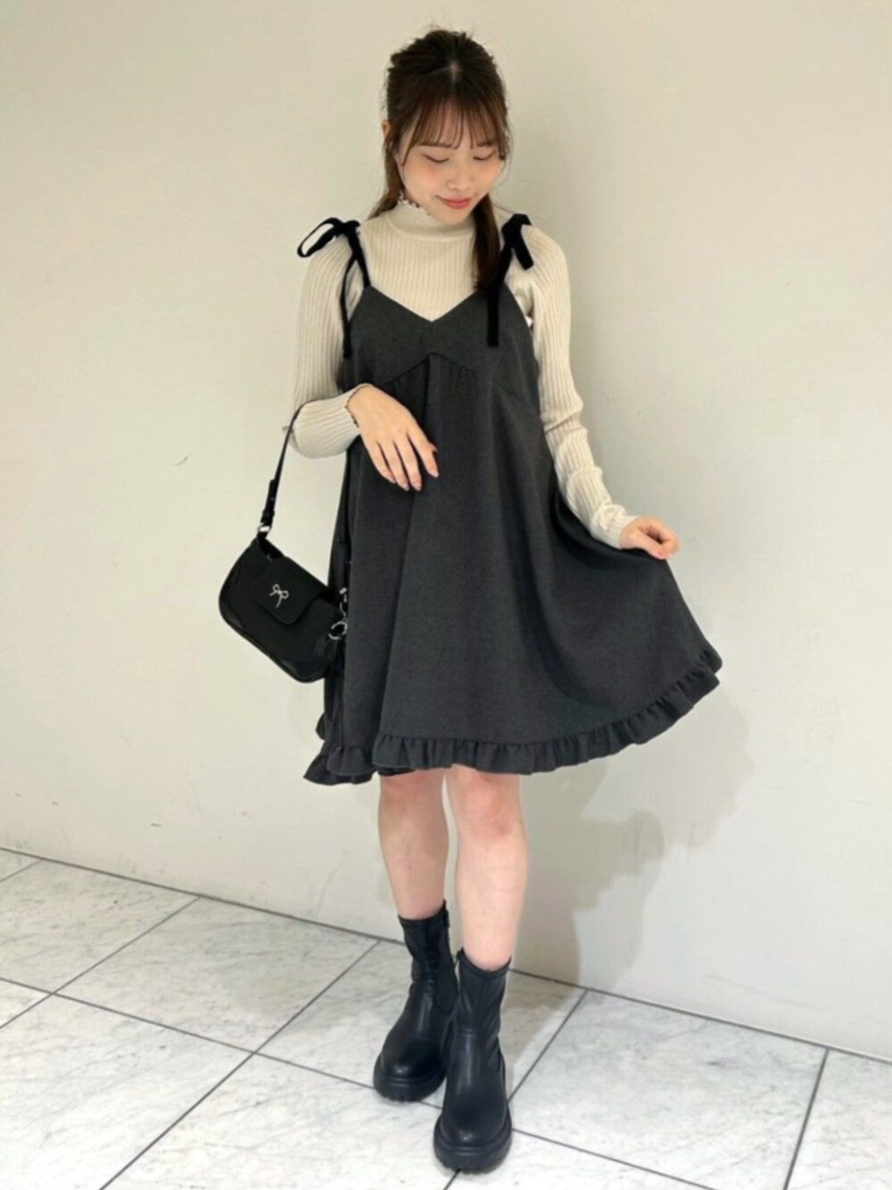 ホワイト系のニット/セーター、ホワイト系のノーカラーコート、グレー系のワンピースを着用したレディースの秋コーディネートの4枚目の写真