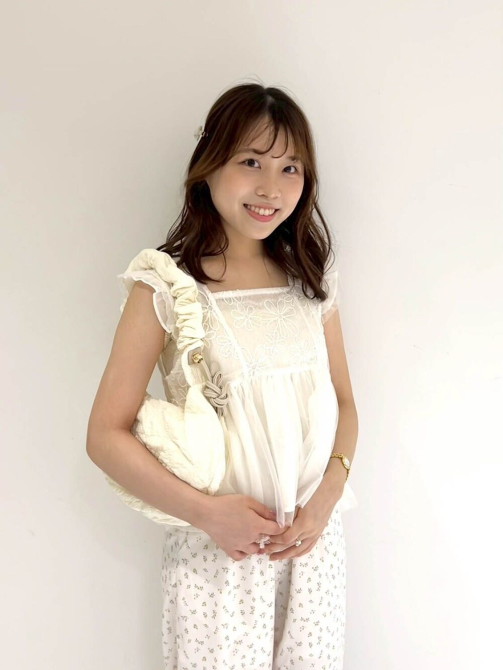 ホワイト系のショルダーバッグ、ホワイト系のその他パンツ、ホワイト系のシャツ/ブラウスを着用したレディースの夏コーディネートの2枚目の写真