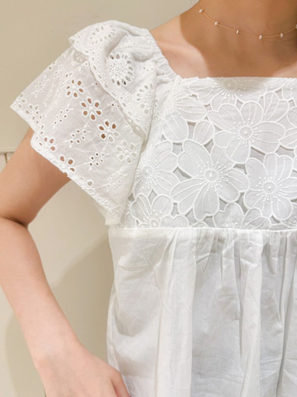 ブルー系のデニムパンツ、ホワイト系のシャツ/ブラウス、ブラウン系のかごバッグを着用したレディースの夏コーディネートの4枚目の写真