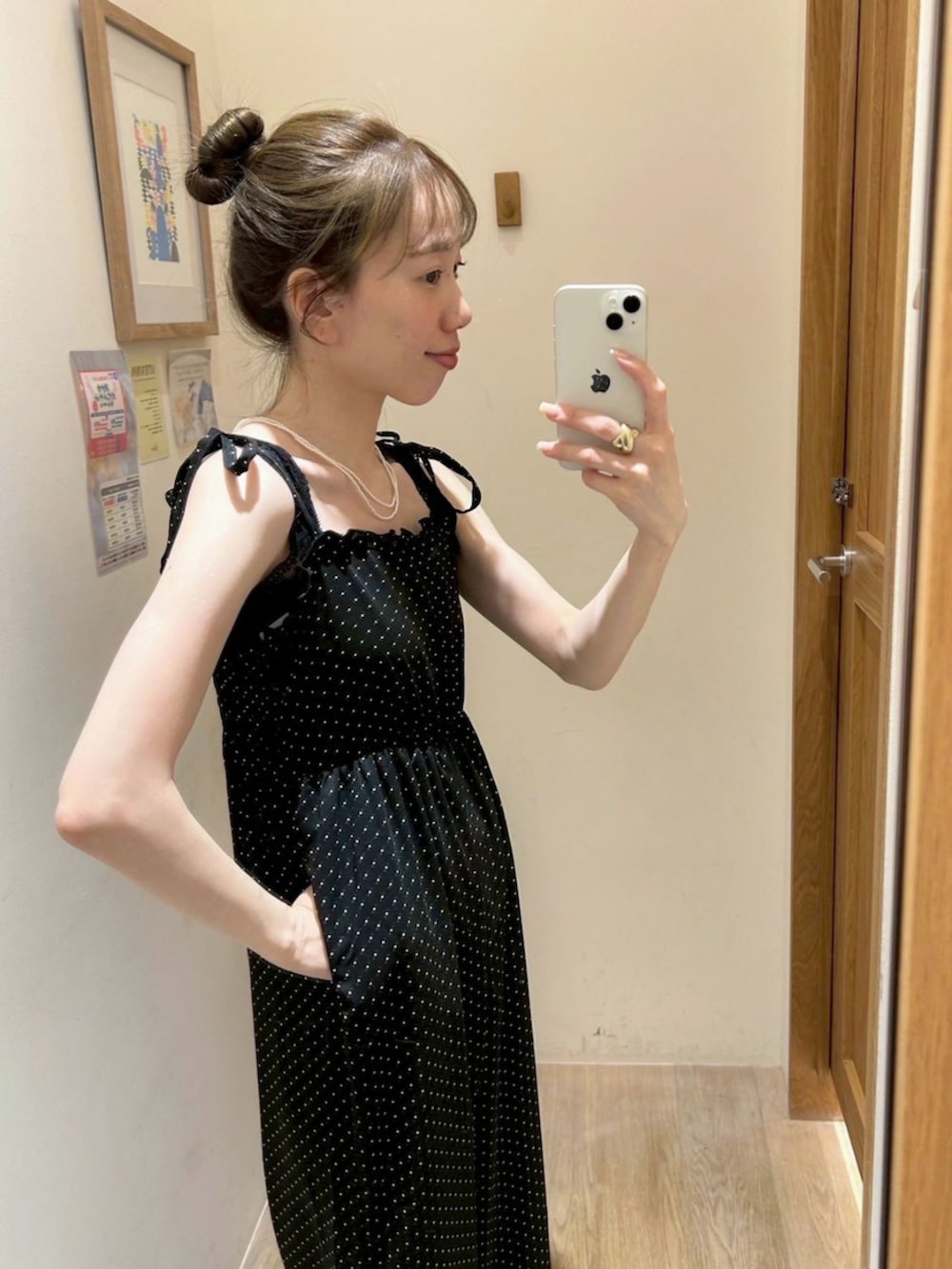 ブラック系のキャミソール、ブラック系のサロペット/オーバーオール、ホワイト系のネックレスを着用したレディースの夏コーディネートの2枚目の写真