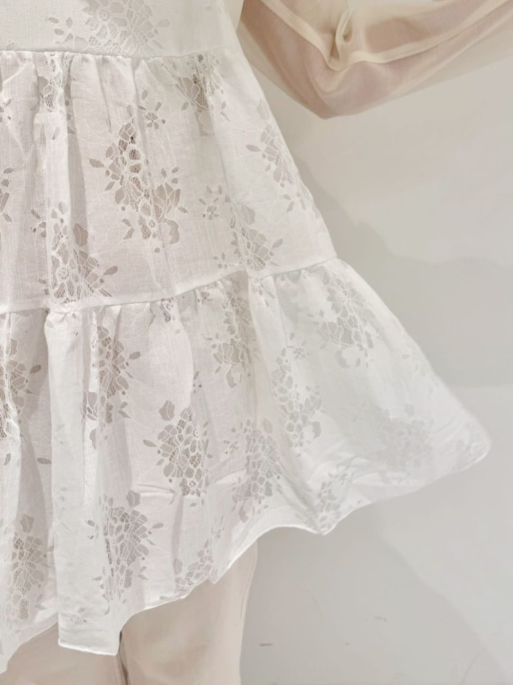 ホワイト系のキャミソール、ホワイト系のショルダーバッグ、ホワイト系のキャミソールを着用したレディースの春コーディネートの3枚目の写真