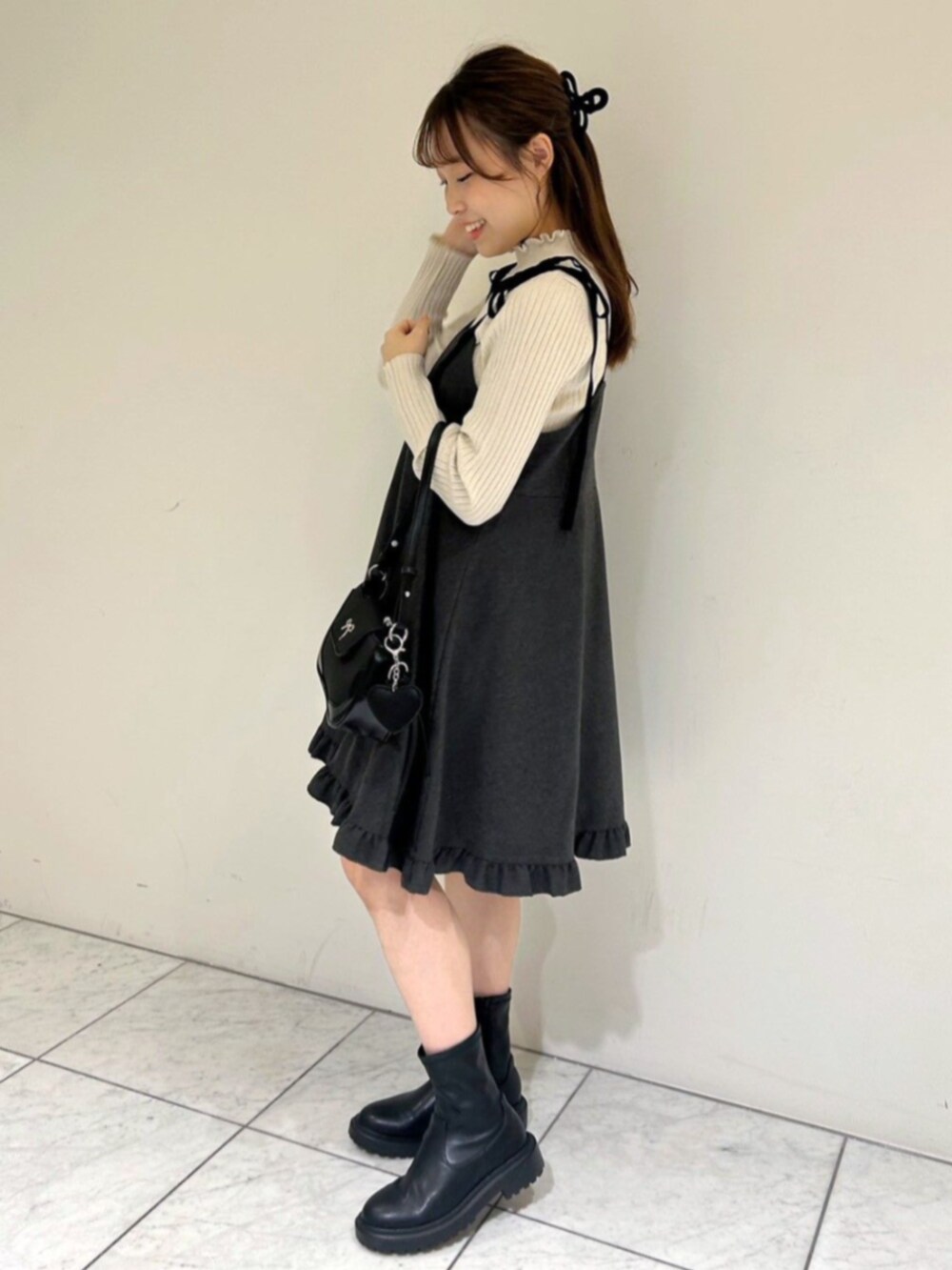 ホワイト系のニット/セーター、ホワイト系のノーカラーコート、グレー系のワンピースを着用したレディースの秋コーディネートの5枚目の写真