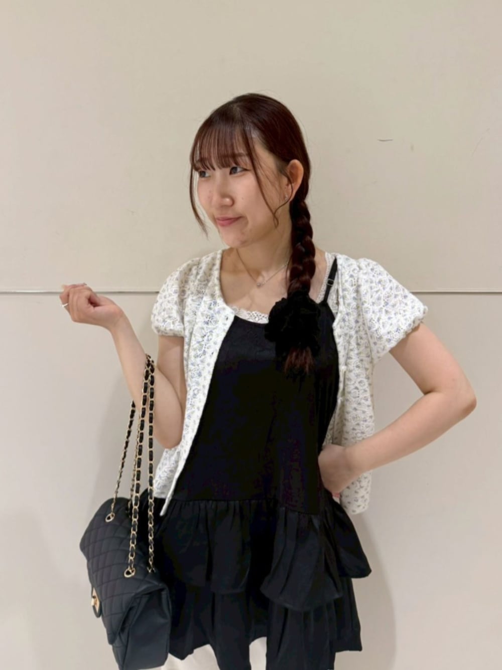ホワイト系のデニムパンツ、ブルー系のカーディガン/ボレロ、ブラック系のワンピースを着用したレディースの夏コーディネートの2枚目の写真