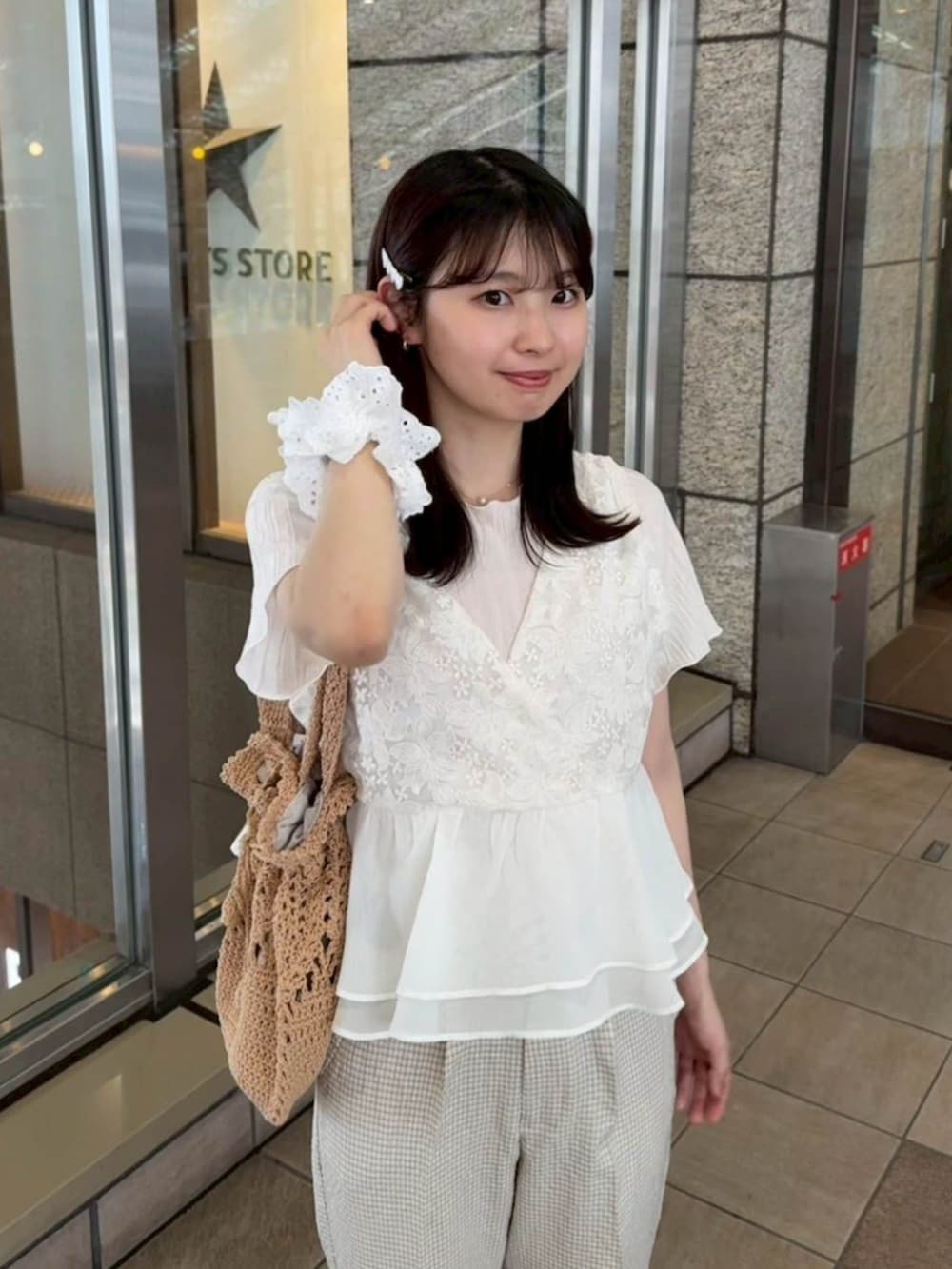 ホワイト系のTシャツ/カットソー、ベージュ系のその他パンツ、ブラウン系のショルダーバッグを着用したレディースの夏コーディネートの2枚目の写真