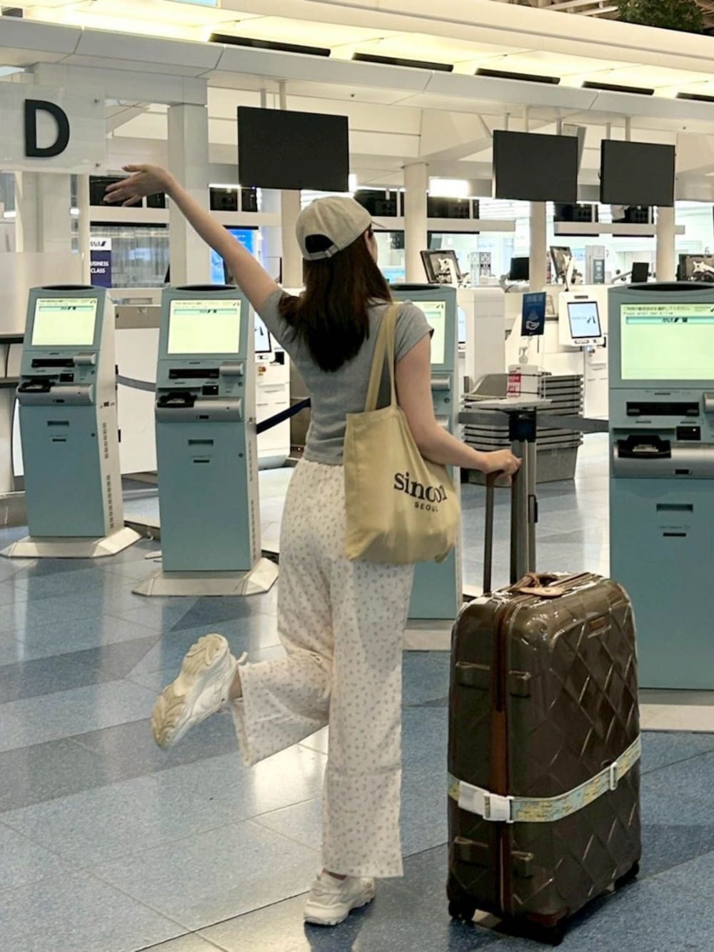 ホワイト系のその他パンツを着用したレディースの夏コーディネートの2枚目の写真