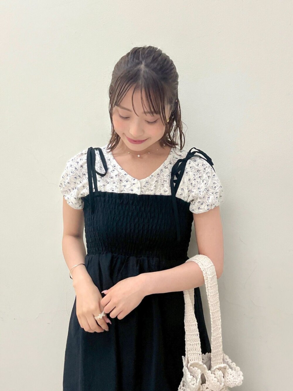 ブルー系のカーディガン/ボレロ、ホワイト系のショルダーバッグ、ブラック系のワンピースを着用したレディースの夏コーディネートの2枚目の写真