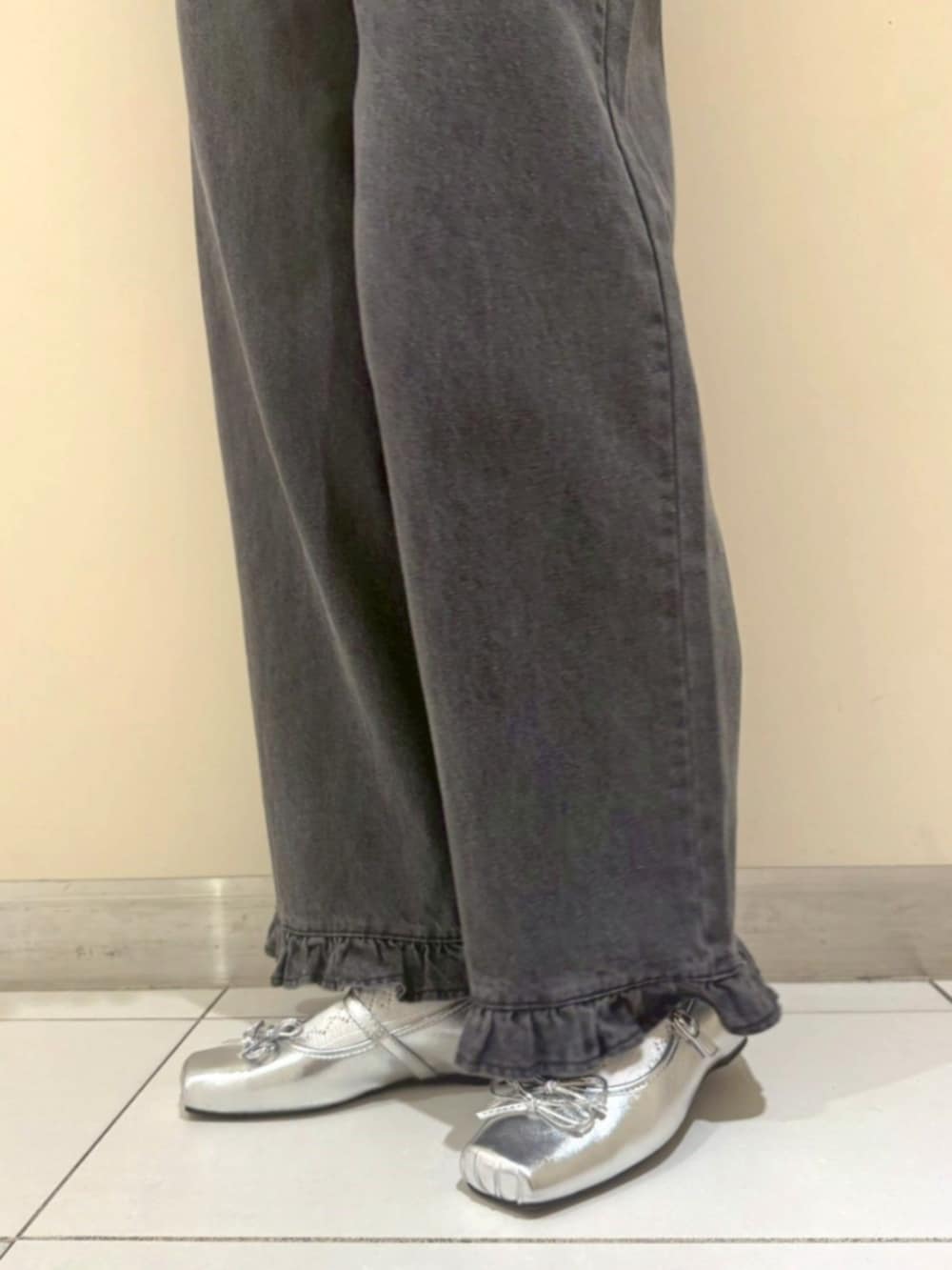 ホワイト系のショルダーバッグ、ホワイト系のスウェット、ブラック系のデニムパンツを着用したレディースの冬コーディネートの3枚目の写真